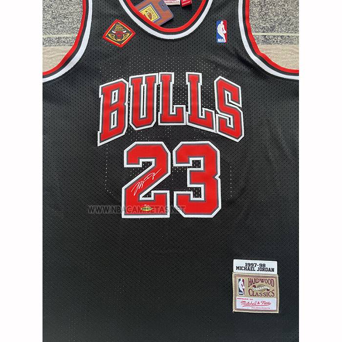 Camiseta Chicago Bulls Michael Jordan NO 23 Mitchell & Ness 1997-98 Negro Firmada